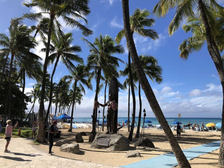 Looking toward the beach from Kalakaua Avenue near the Duke Kahanamoku statue