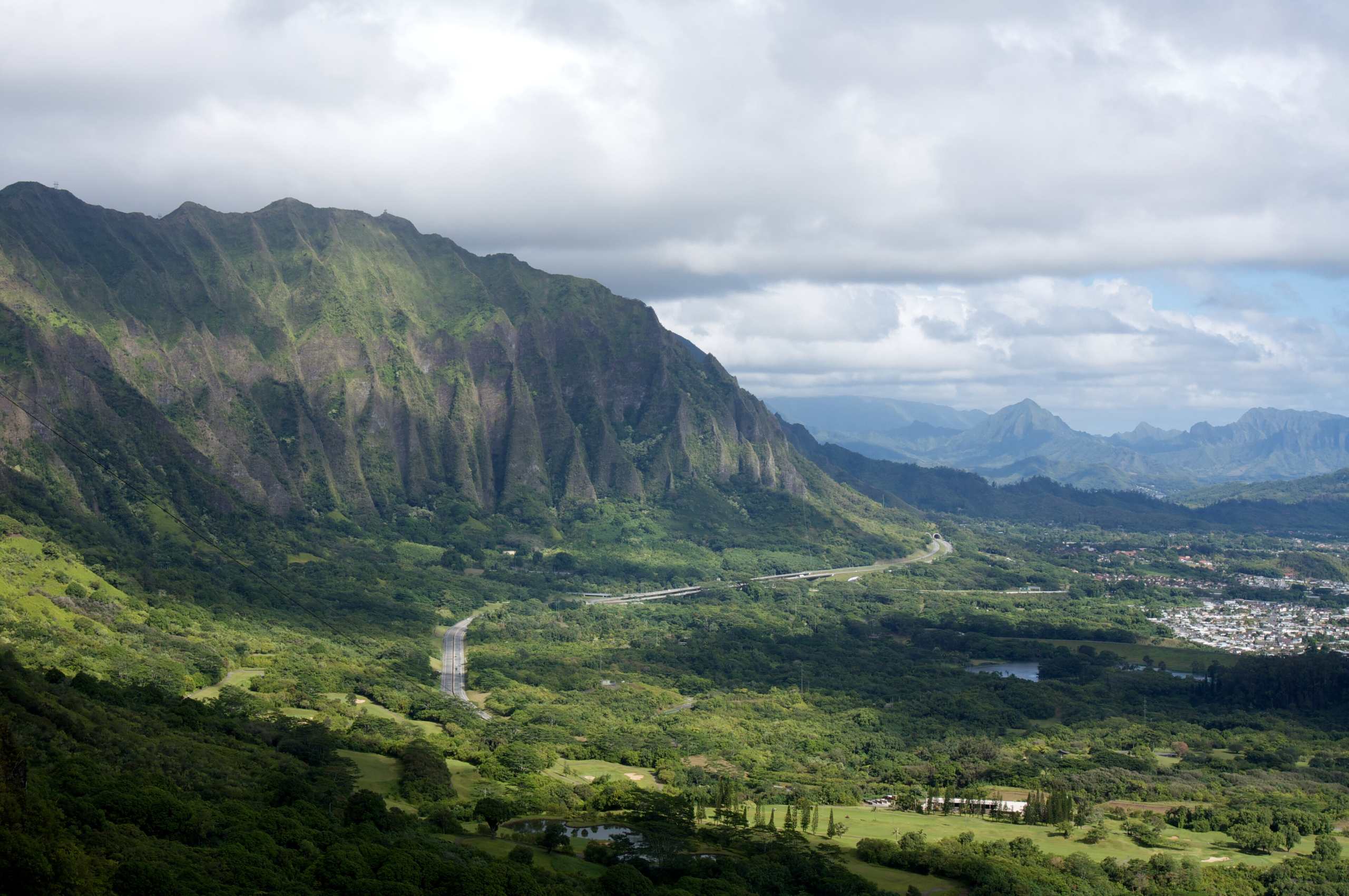 The Koʻolau cliffs seen from the Nuʻuanu Pali Lookout, with the Pali Highway in the valley below