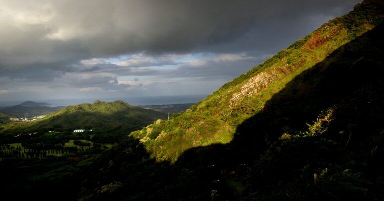 Storm light on the Koʻolau ridge beside the Nuʻuanu Pali Lookout