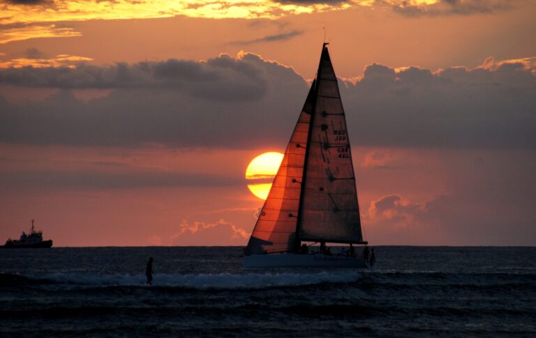 Oahu in November: Weather, Big Waves, Crowds and Events
